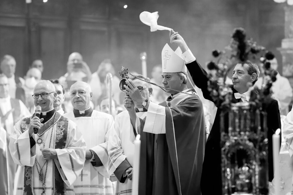Fedeli durante lo struscio della speranza davanti alla statua di San Gennaro Duomo di Napoli