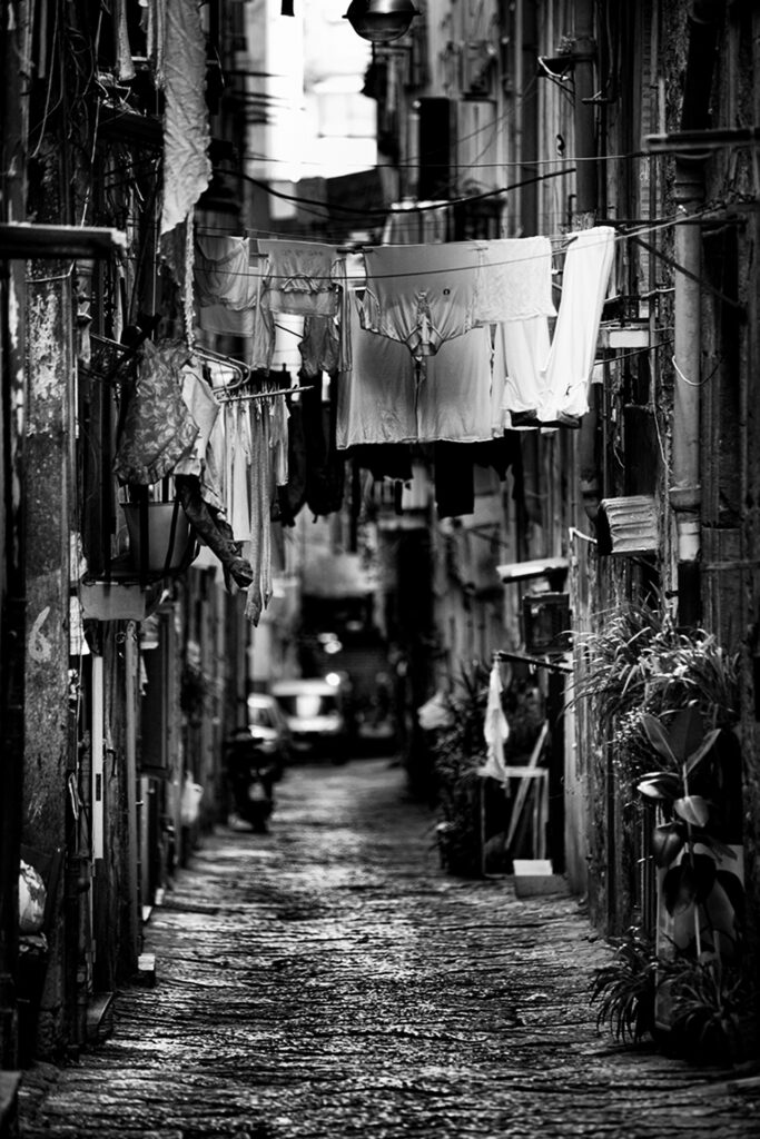 Un vicolo di Napoli verso Via dei Tribunali foto Mimmo Fontanella