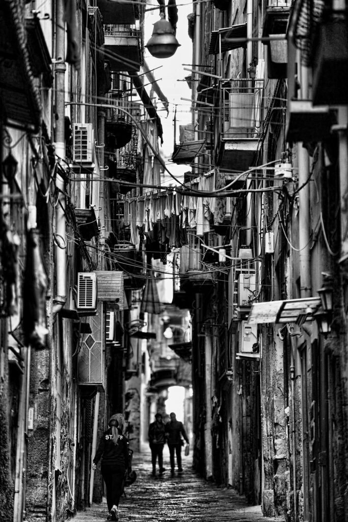 Un vicolo di Napoli verso Via dei Tribunali foto Mimmo Fontanella