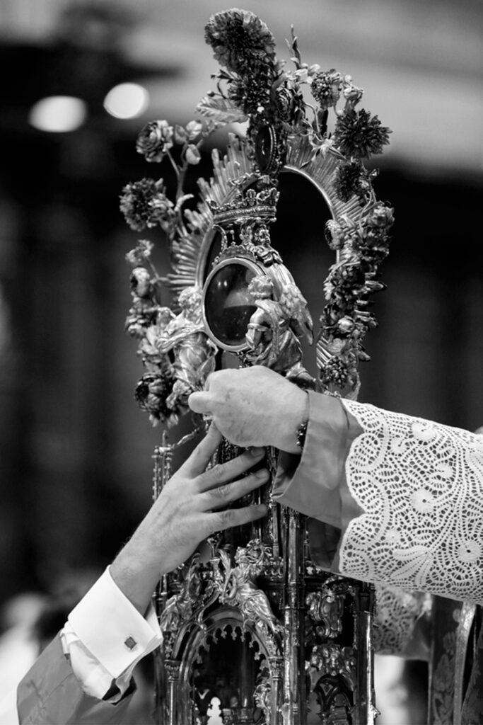 Fedeli durante lo struscio della speranza davanti alla statua di San Gennaro Duomo di Napoli
