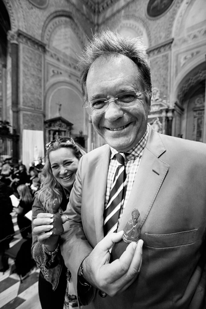 Alessandro Cecchi Paone mostra la statuina di San Gennaro foto di Mimmo Fontanella