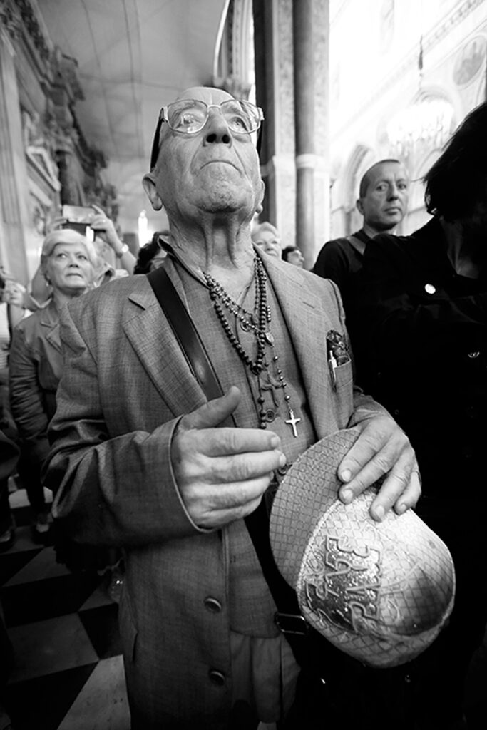 Fedeli durante lo struscio della speranza davanti alla statua di San Gennaro Duomo di Napoli