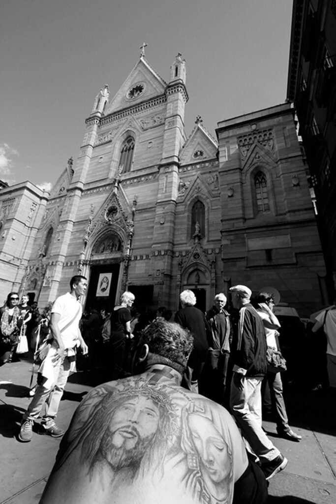 Fedeli durante lo struscio della speranza davanti alla statua di San Gennaro Duomo di Napoli