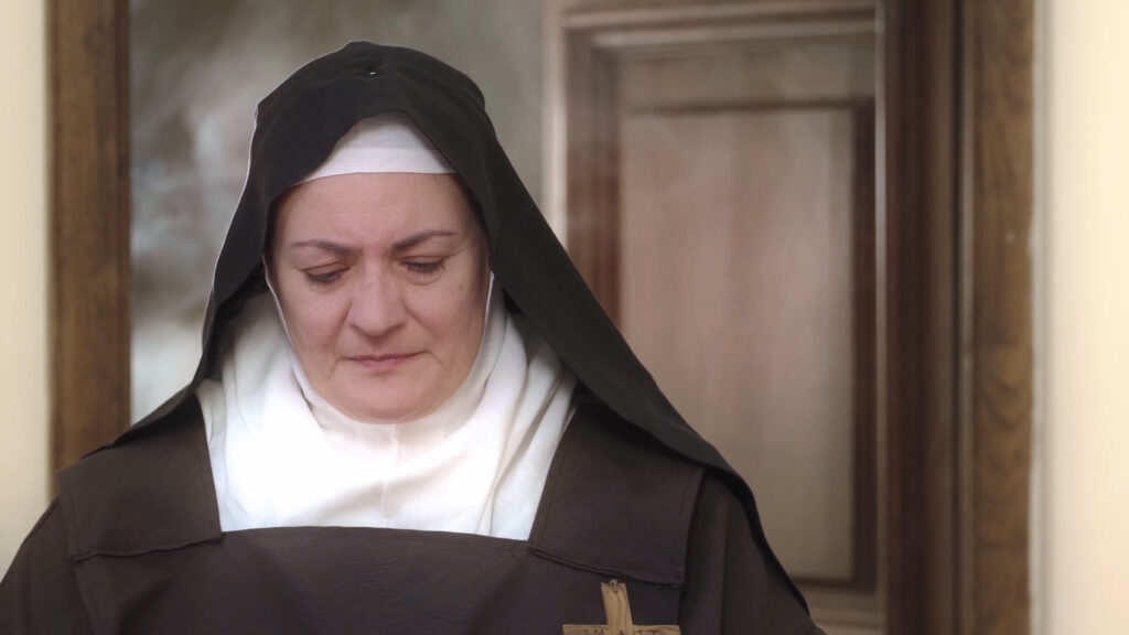 Scena del film Oltre l'Amore nella chiesa delle Carmelitane Scalze a Napoli