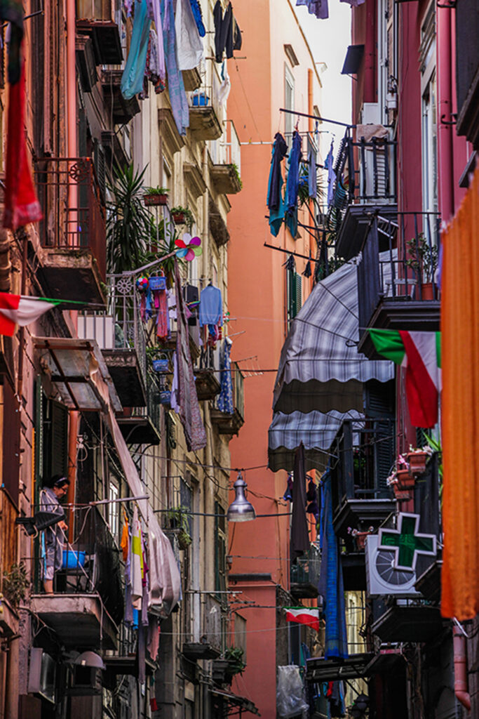 Un vicolo di Napoli verso Via dei Tribunali foto Mimmo Fontanella
