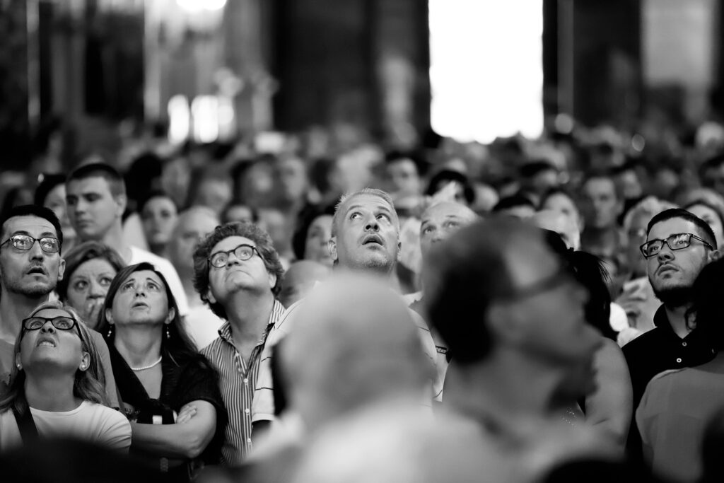 Fedeli durante lo struscio della speranza davanti alla statua di San Gennaro Duomo di Napoli